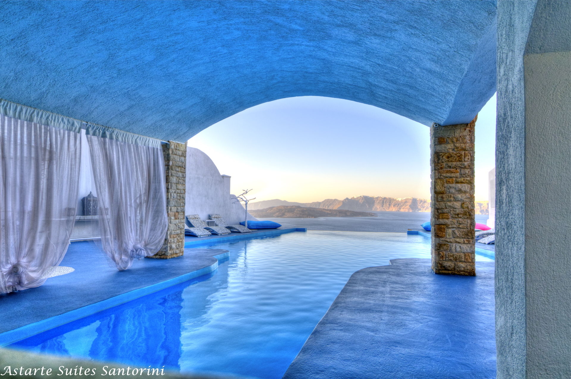 Astarte Suites Hotel boutique Hotel in Santorini Greece.jpeg - 一度は泊まってみたい？びっくりホテル10選